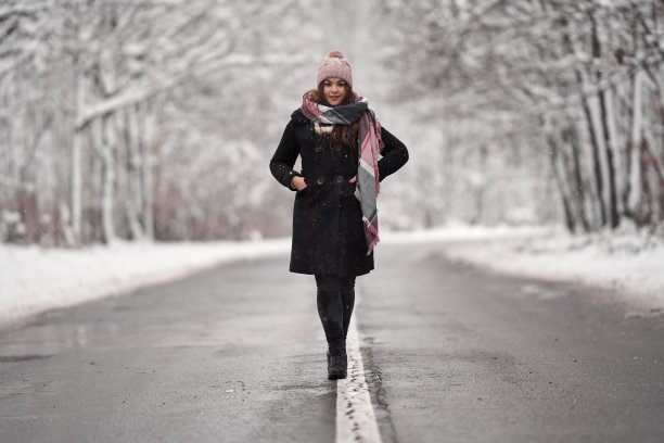 一个白人女人在冬天走在街上图片下载