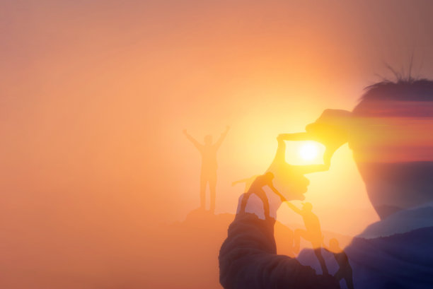 双重曝光男人专注于一个主题和一个图片的人作为一个团队工作，商业理念。图片下载