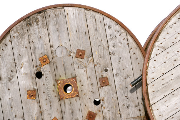 近，纹理和背景的电缆鼓制成的风化木材，与几个螺丝和生锈的金属部件。一根缆绳挂在一边图片下载