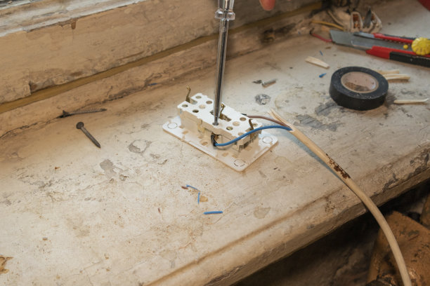 电工出线电压工作，更换插座新电缆图片下载