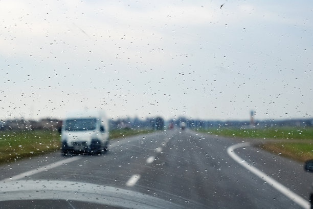 6、车玻璃配雨点，路有车图片下载