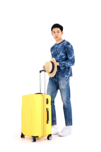亚洲游客提着箱子站在那里图片下载