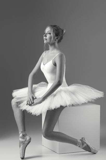 穿着芭蕾舞短裙和尖头鞋的芭蕾舞女演员图片下载