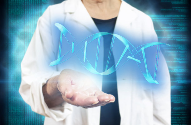 年老的白人女科学家拿着dna分子在模糊的蓝色数码背景上图片下载