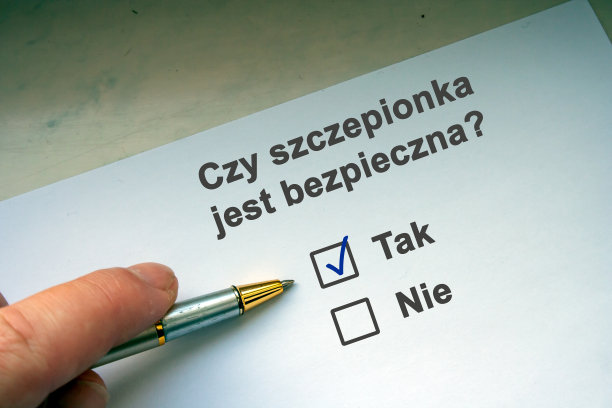 用黑色笔在检查表框上做记号。波兰问题"Czy szczepionka jest bezpieczna"。l1:疫苗安全吗?冠状病毒疫苗图片下载