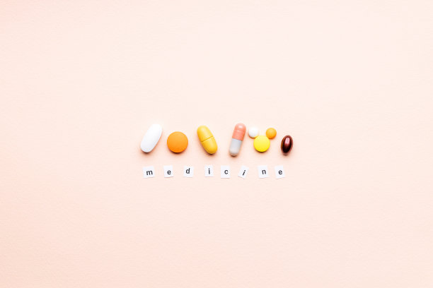 字药近各种药丸在粉红色的背景。创新医学和药物概念。药房的概念。以上的观点。外太空图片下载