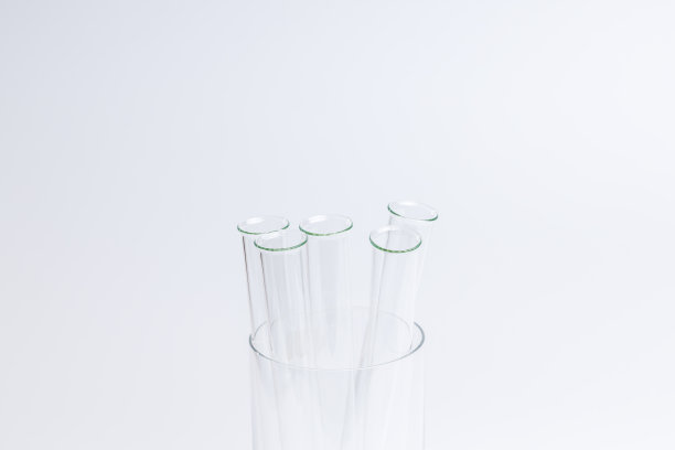 实验室试管玻璃器皿隔离在灰色背景。研究最少的概念。本空间图片下载