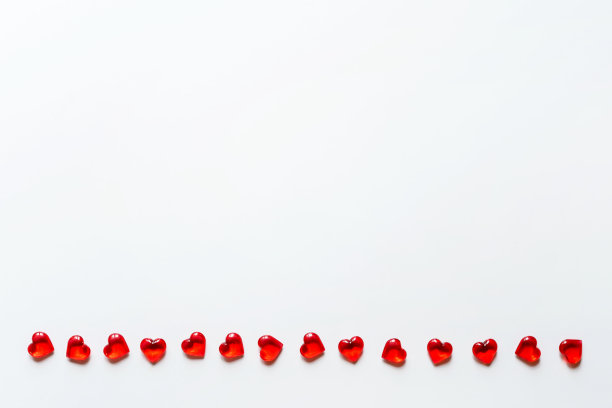 白色背景，红色玻璃心，文字空间图片下载