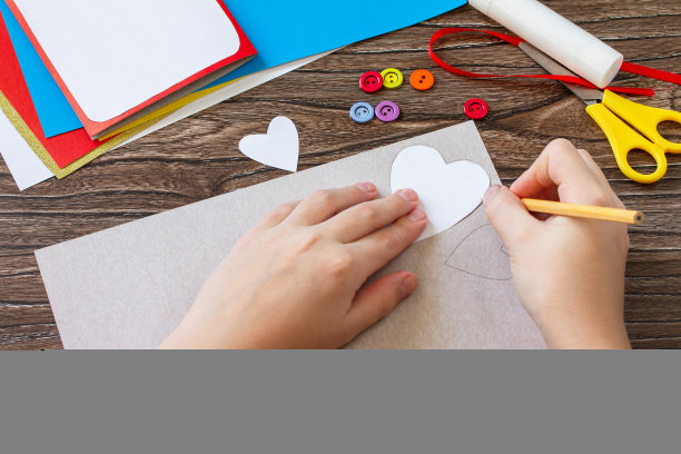 指令步骤4。贺卡与心情人节，母亲节或生日礼物。儿童艺术项目，儿童工艺品。工艺对孩子。图片下载