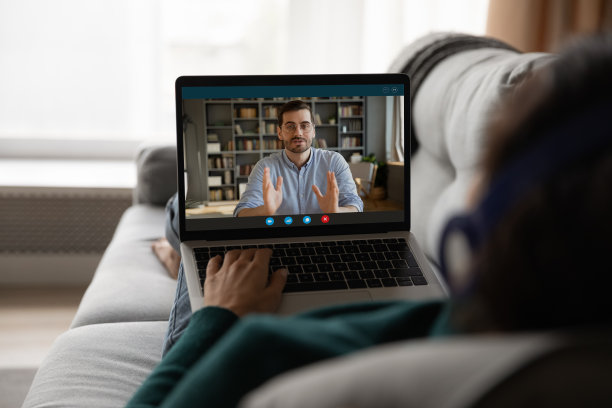 女人在家里用笔记本电脑进行视频通话图片下载