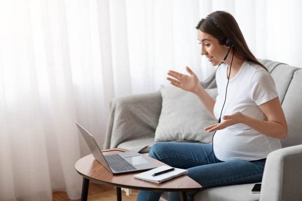 远程工作。快乐怀孕女导师用笔记本电脑制作在线视频课程图片下载