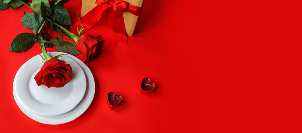 为心爱的人准备的浪漫晚餐。有选择性的重点。图片下载
