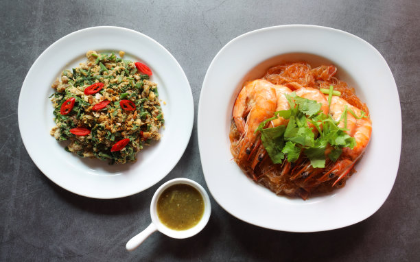 虾和粉丝一起盛在白色的盘子里。配海鲜蘸酱及泰式菜单图片下载