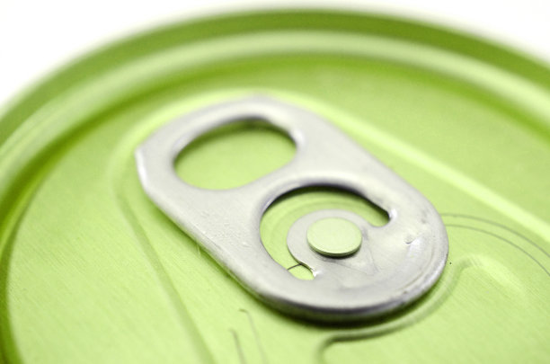 绿色啤酒罐的特写图片下载
