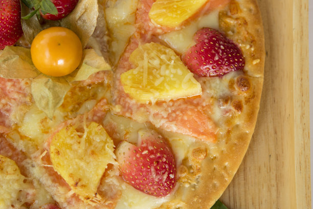 带草莓的夏威夷自制披萨图片下载