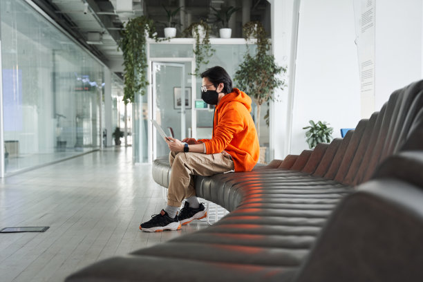 年轻人戴着防护面具在空板凳上度过空闲时间图片下载