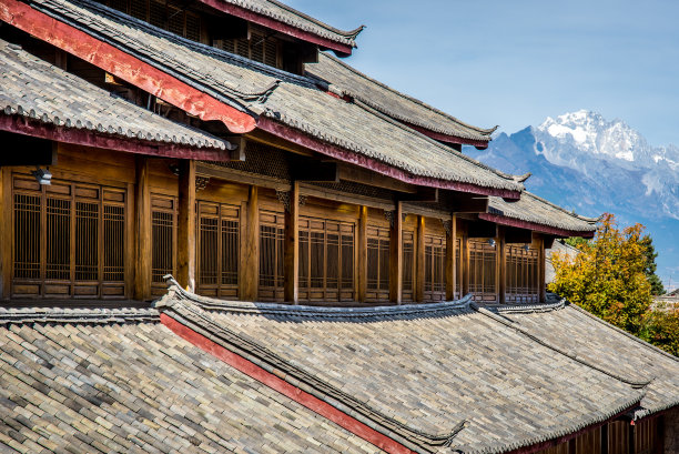 云南丽江的玉龙雪山，中国传统的木制屋顶和窗户图片下载