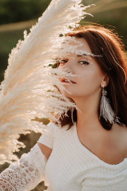 女孩与干植物枝装饰特写图片下载