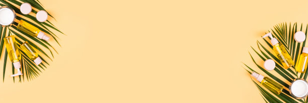 Spa按摩芳香疗法身体护理背景。水疗草药球，化妆品，毛巾和热带树叶在橙色的桌子上。俯视图，平铺，头顶，拷贝空间。美容保健理念图片下载