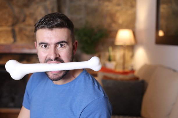 嘴里叼着一块大骨头的男人图片下载