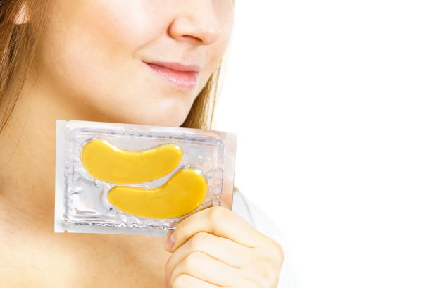 准备用金色眼罩的女人图片下载