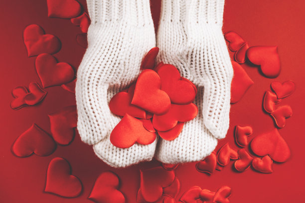 戴着白手套的手拿着红心图片下载