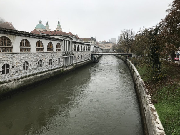在斯洛文尼亚的卢布尔雅那，沿着通往卢布尔雅那城堡的人行道可以看到风景。图片下载