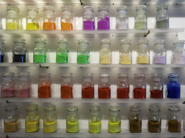 一排彩色干粉装在玻璃瓶中图片下载