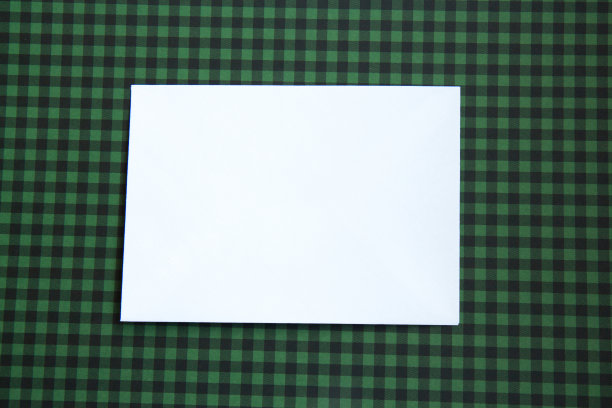 绿色方格背景上的白纸图片下载