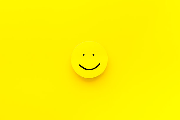 笑脸情感概念。纸横幅上的笑脸，俯视图图片下载