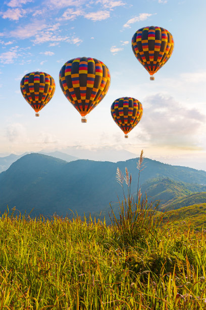 五颜六色的热气球飞过泰国清迈的多因他农山。图片下载