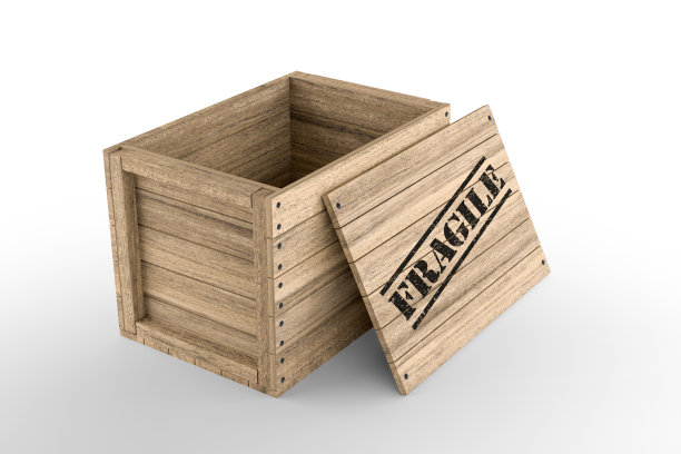 白色背景上印有易碎文字的木箱。3D渲染图片下载