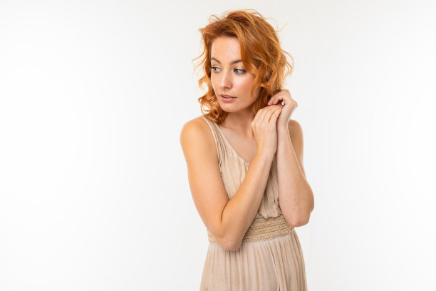 快乐的女人金黄色的头发在美丽的衣服微笑，图片孤立在白色的背景图片下载