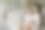 美丽的黑发多情的母亲抱着小卷头发可爱的女儿在穿着长袍的姿势在舒适的房间对现代公寓室内。妈妈和小女孩洗澡后在家图片下载