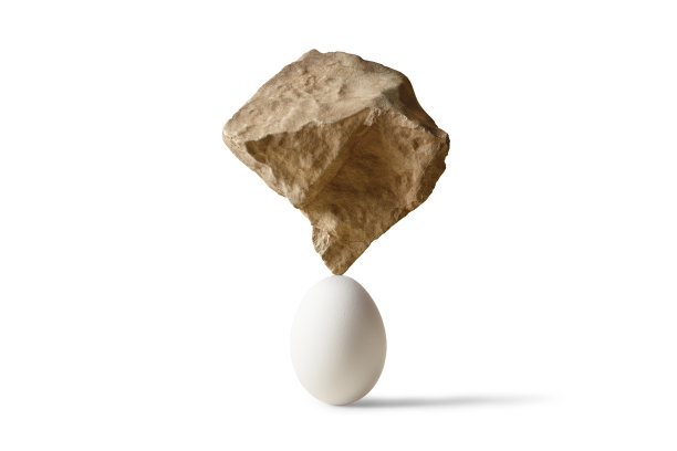 平衡的概念。一块石头上的蛋与复制空间图片下载