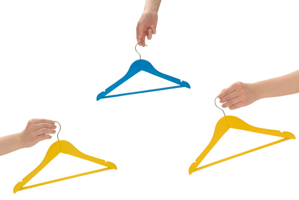 蓝色衣架在女人的手孤立。图片下载