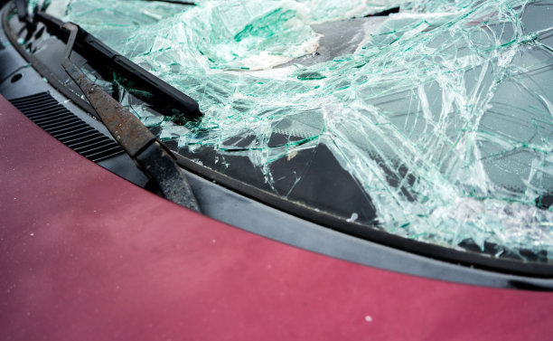 车祸中破碎的挡风玻璃图片下载