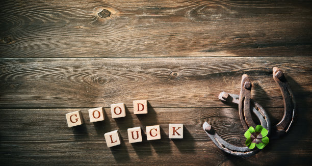 两只生锈的旧马蹄铁和四叶草图片下载