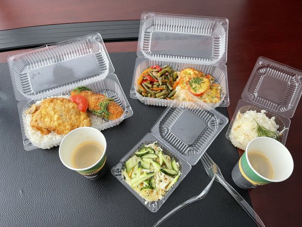 隔离期间的盒饭和咖啡。新型冠状病毒肺炎Covid-20图片下载