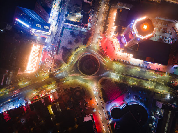 鸟瞰图的环形街道交通在城市的夜晚图片下载