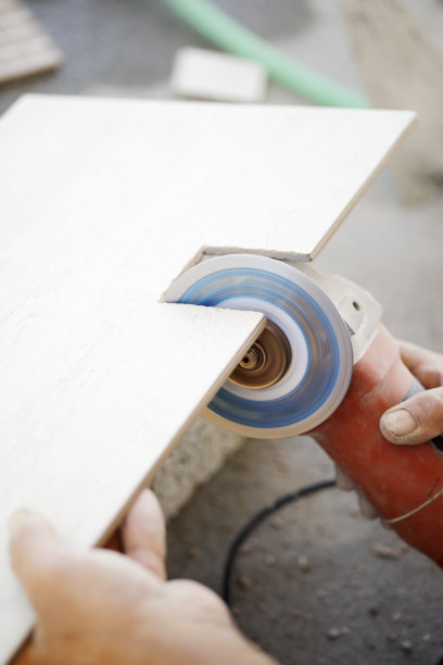 切割瓷砖的能手图片下载