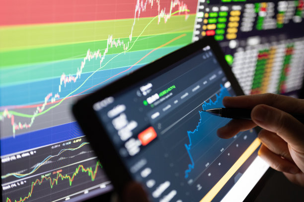 亚洲交易员使用在线区块链加密货币业务交易概念比特币在新的商业世界图片下载