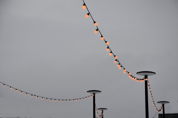 冬季滑雪场的雪坡上挂着一串串亮着的灯泡。这些彩灯用于庆典、婚礼和聚会舞会图片下载