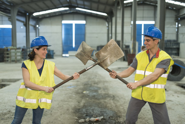 关于工厂里男人vs女人的搞笑比赛图片。西班牙科尔多瓦。图片下载