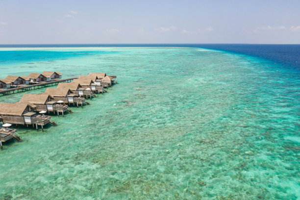 无人机俯瞰马尔代夫的豪华平房图片下载