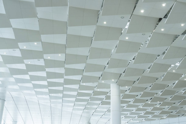 机场候机楼的现代天花板和窗户的低角度视野图片下载