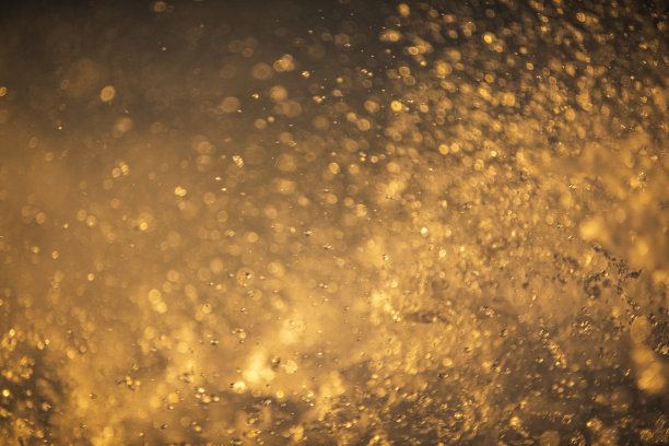 近距离细节的海洋水滴在金色的光图片下载