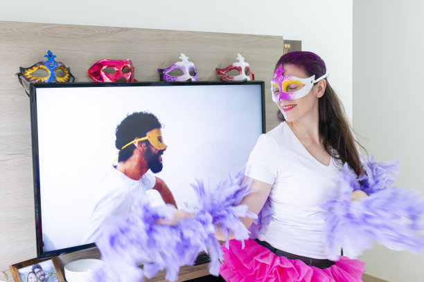 在室内庆祝狂欢节。大流行期间的视频通话概念图片下载