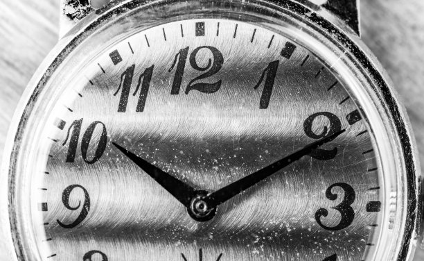 一个古老的手表表盘图片下载