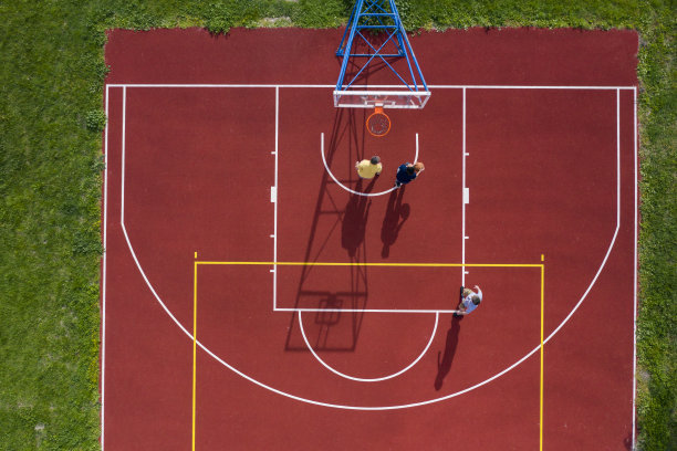 街道篮球场无人机与球员图片下载
